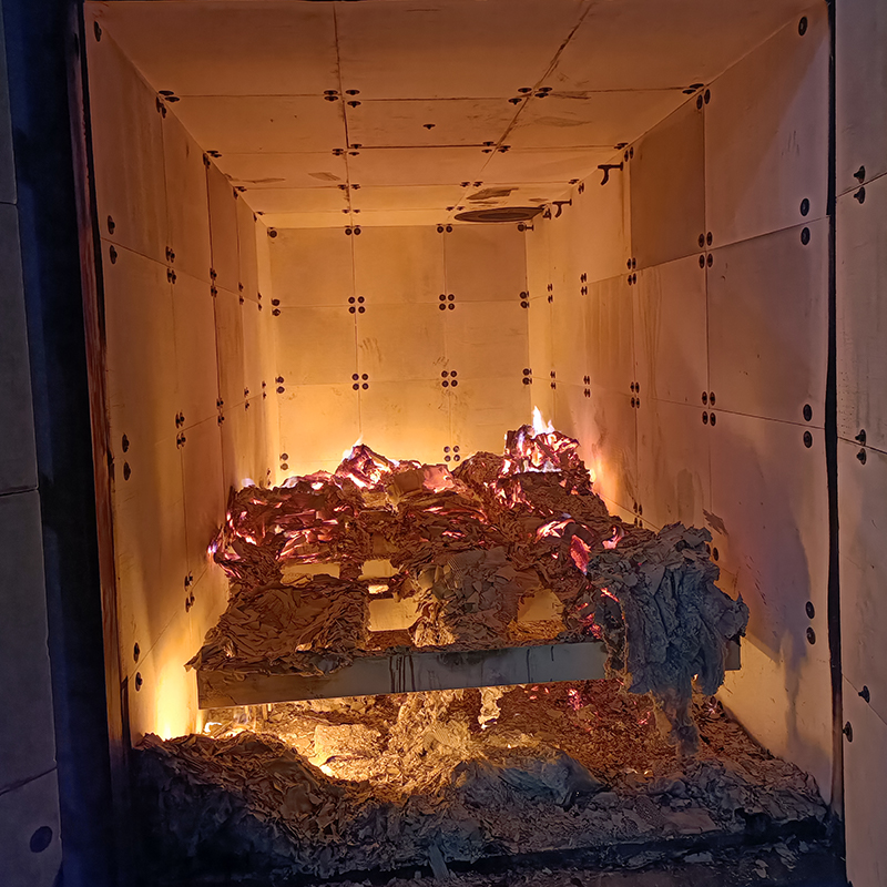 Pyrolyseovn og rengjøringsbod